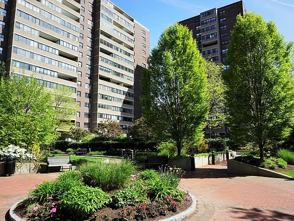 Front of building near MGH, North Station