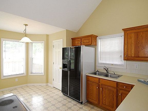 Kitchen offers plenty of counterspace and bayed breakfast area!
