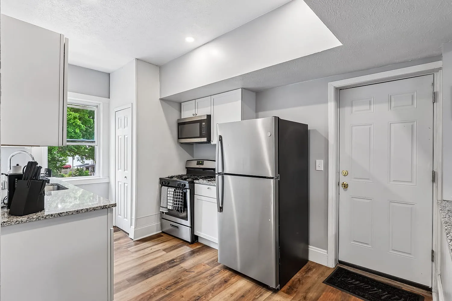 3 bed, 850 sqft, $1,950 — Photo 4