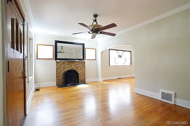 Living room (without furniture.)