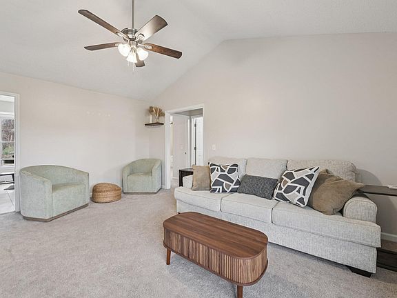 4th image of 1088 Holly Pointe Dr