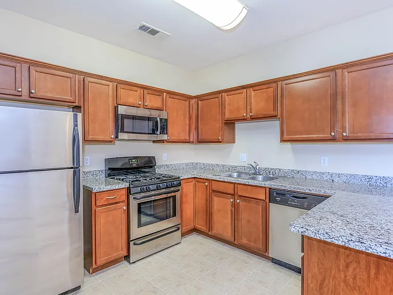 Vineyards at Palm Desert Apartment Homes — Photo 53