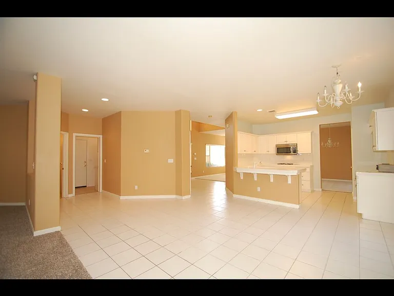 5524 W Bluff Ave — Photo 10