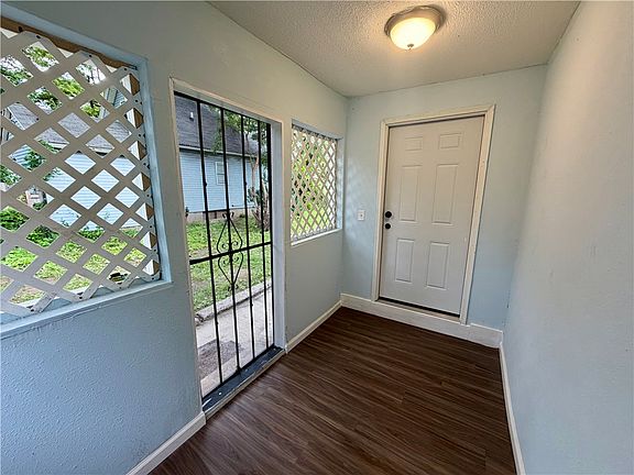 4th image of 860 Clifford Ave