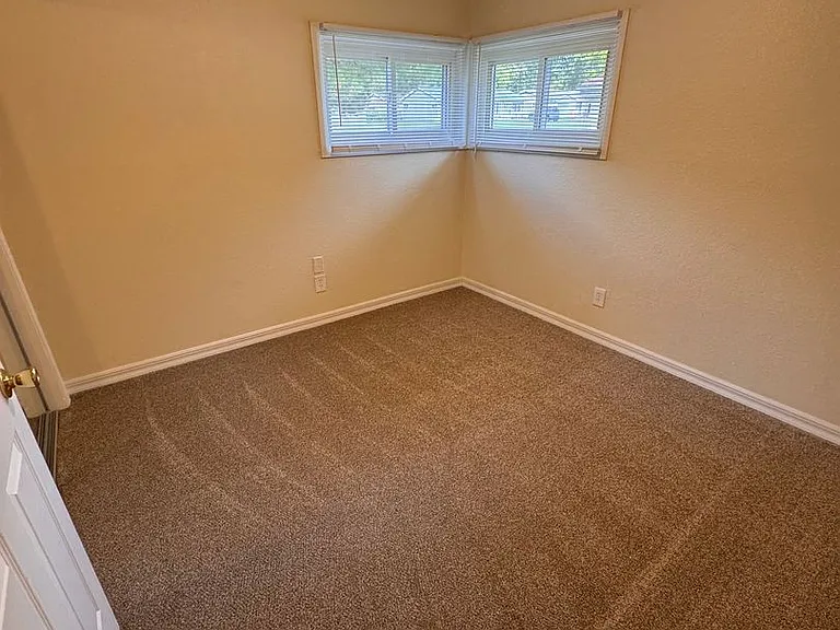 2433 Bainbridge Ave — Photo 10