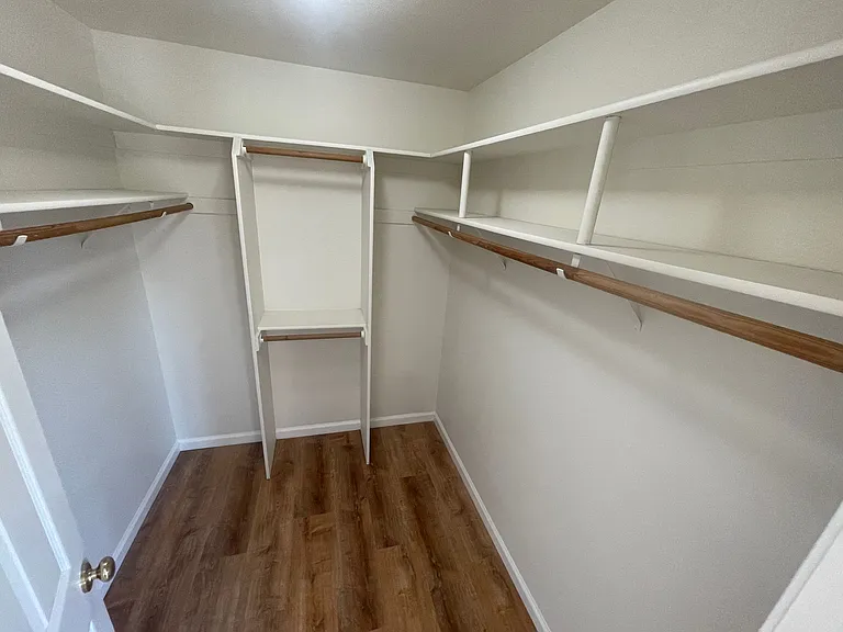 545 Glasgow Cir — Photo 14