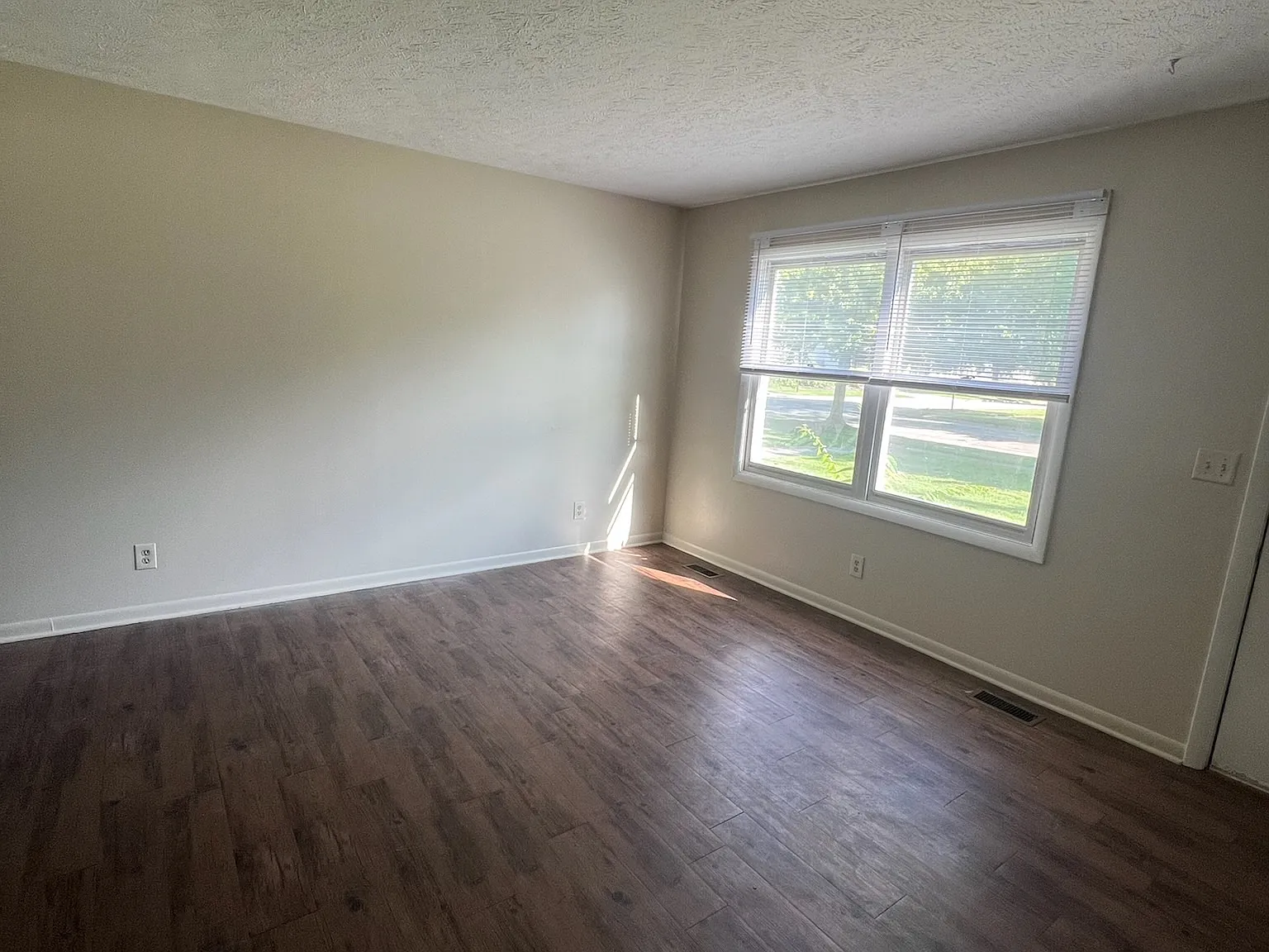 2 bed, 1.5 bath, 950 sqft, $1,200 — Photo 3