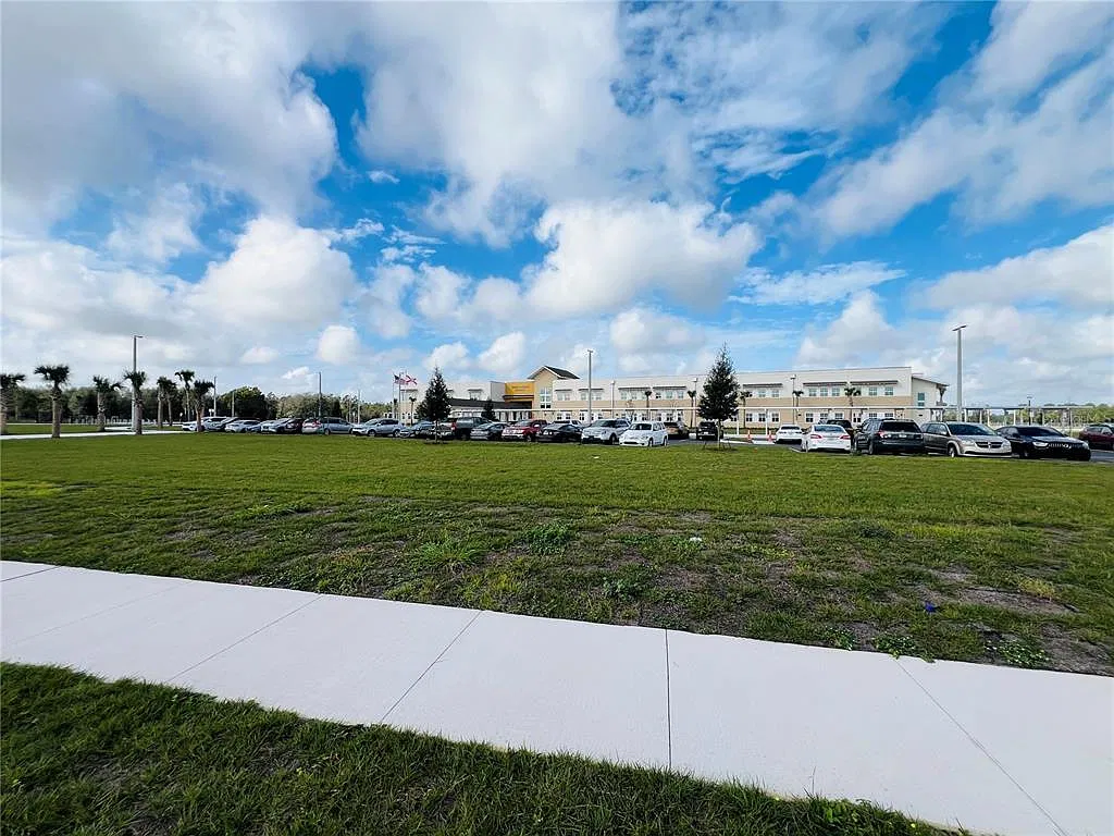 4 bed, 2.5 bath, 1879 sqft, $2,100 — Photo 4