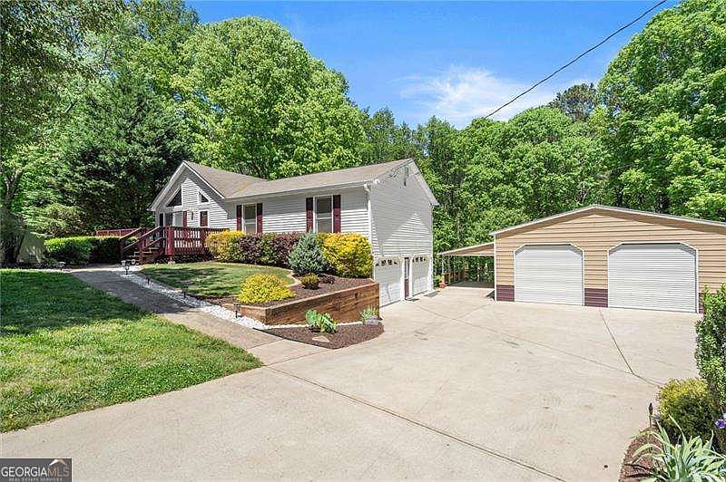 1st image of 225 Pine Trl