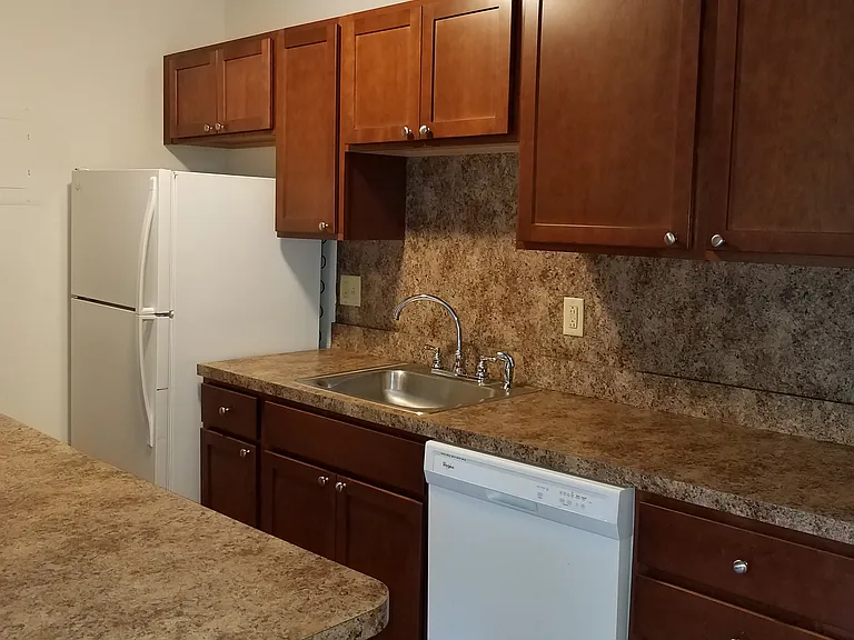 Sussex Court Apartments — Photo 9
