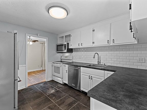3rd image of 42 Woodway Dr