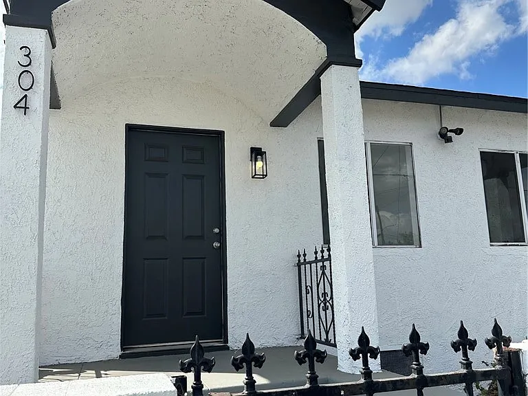 304 W Cedar St — Photo 1