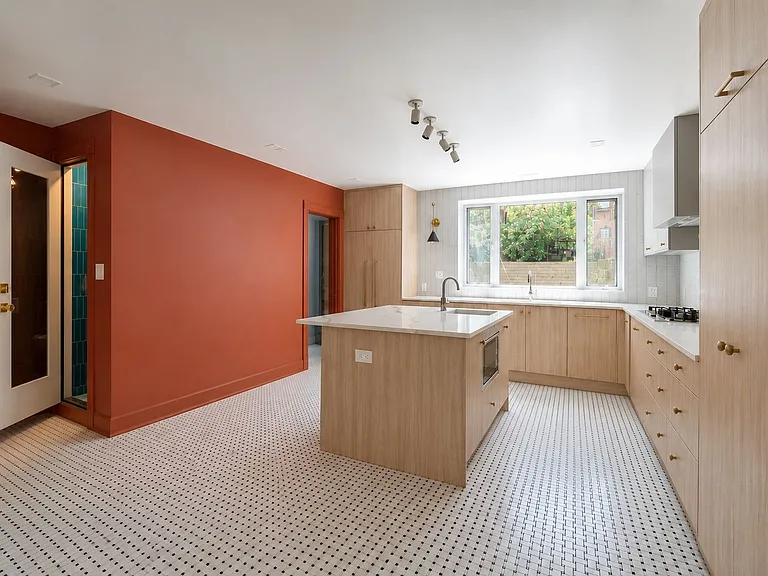 814 Putnam Ave #1 — Photo 1