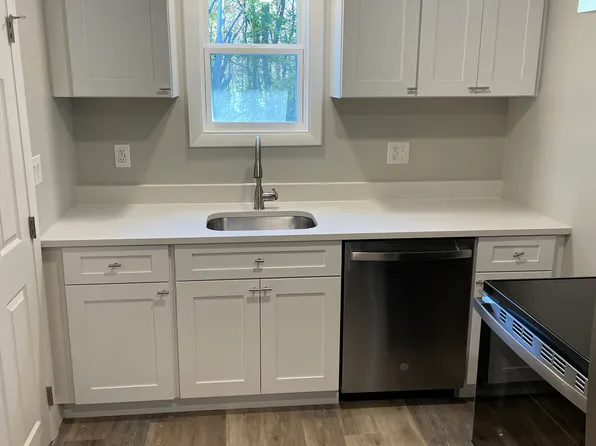 30 Hargrave Ave APT 3, Holliston, MA 01746