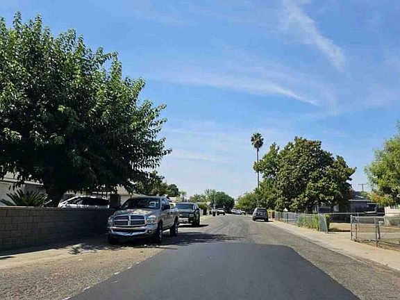 Exterior Neighborhood (street photo)