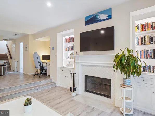 18218 Windsor Hill Dr #305, Olney, MD 20832