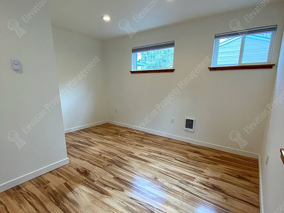 5th image of 1518 NW Fresno Ave #2