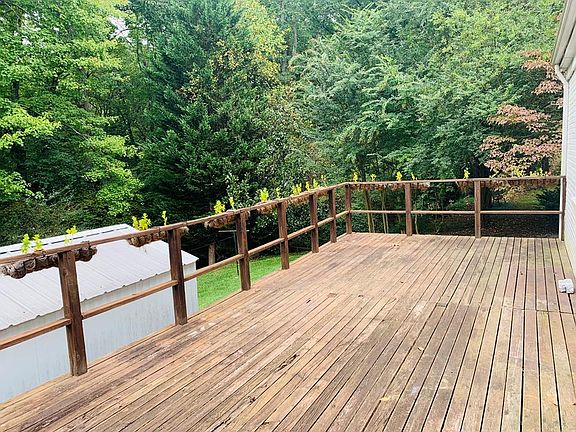 3rd image of 1012 Oakwood Ct