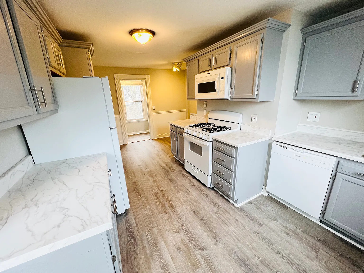 4 bed, 1.0 bath, 9999 sqft, $3,495 — Photo 4