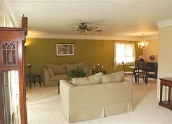 3rd image of 373 Royal Oak Blvd