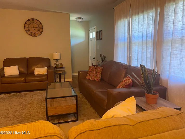 539 Martin Ln — Photo 6