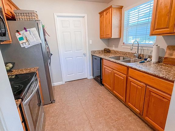 3rd image of 106 Thompson Dr