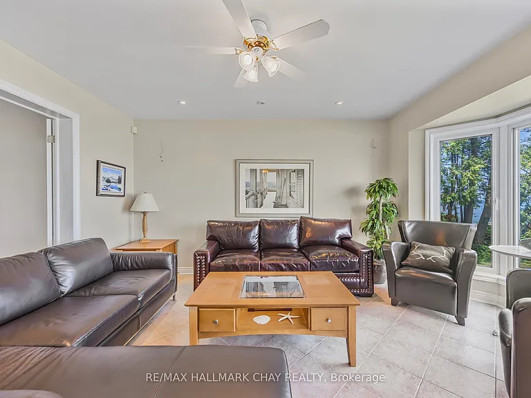 2653 Leonard St — Photo 12