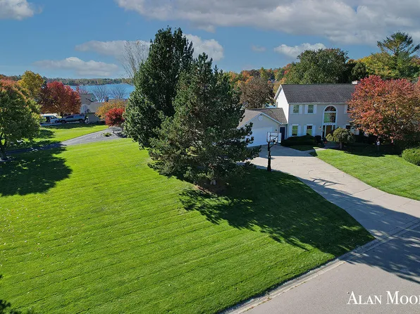 6574 Gran Via Dr NE, Rockford, MI 49341