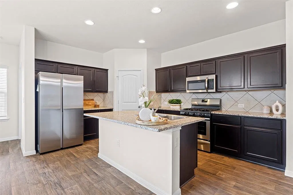 4 bed, 3.0 bath, 2320 sqft, $2,450 — Photo 4