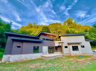 2055 River Oaks Dr, Louisville, TN 37777