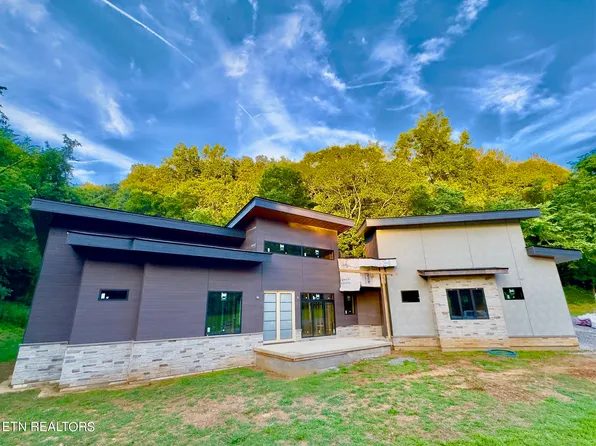 2055 River Oaks Dr, Louisville, TN 37777