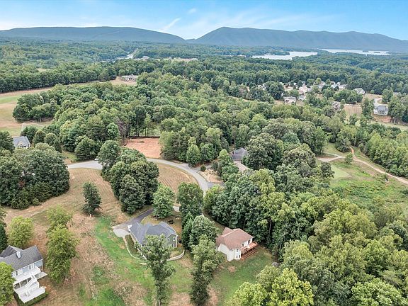 4th image of 132 Pointe O Woods Dr