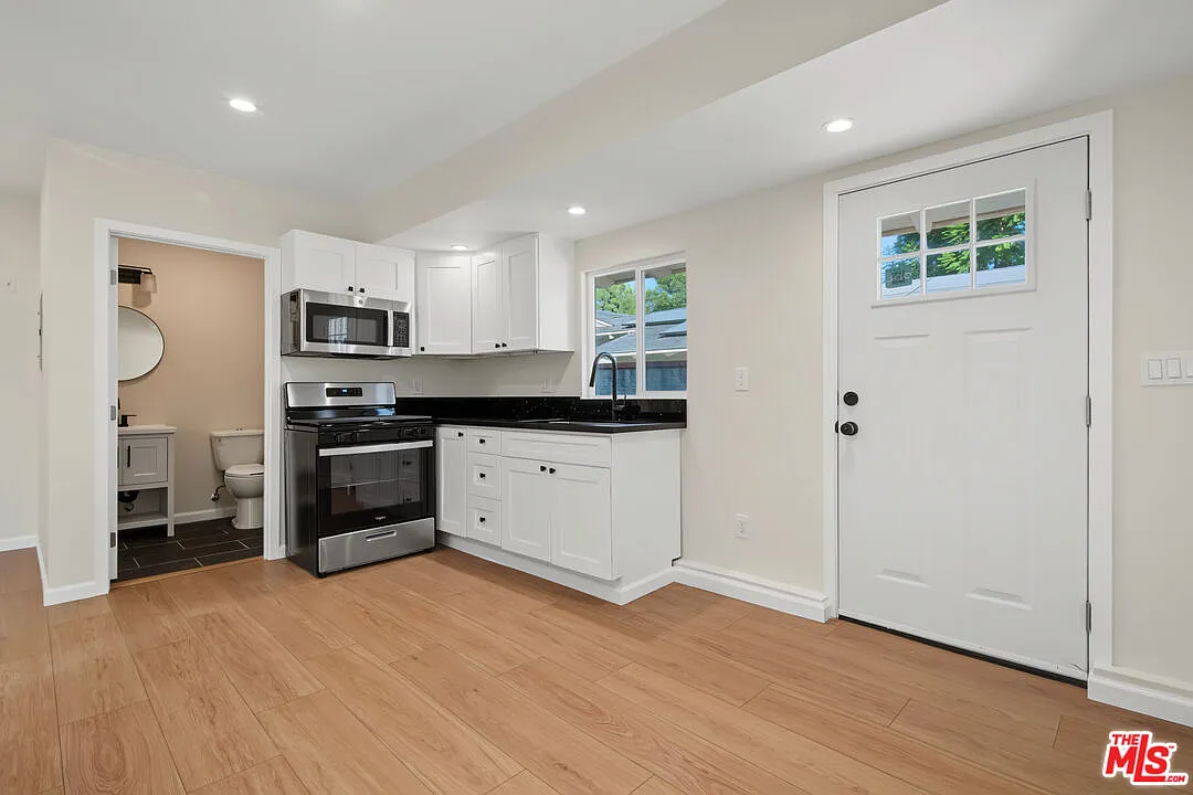1 bed, 1.0 bath, $1,950 — Photo 2