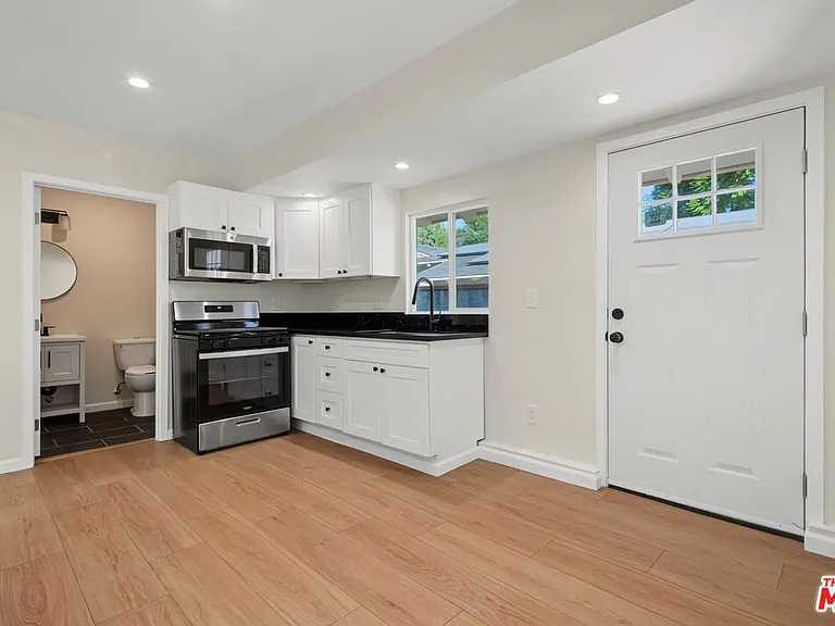 11510 Fenton Ave — Photo 2