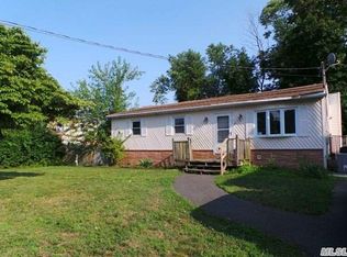 8 Hansen St, Bay Shore, NY 11706