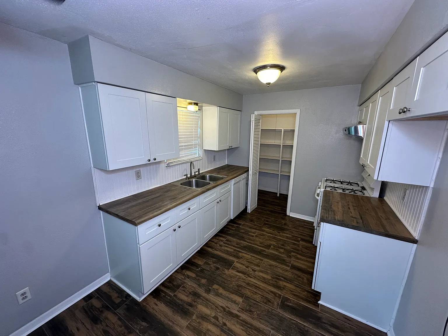 3 bed, 1.5 bath, 1240 sqft, $1,900 — Photo 2