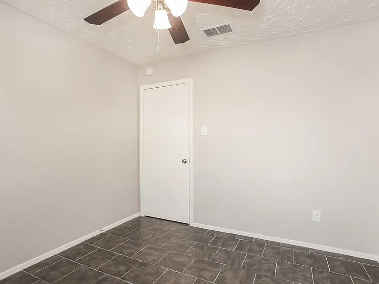 3915 Vineyard Dr — Photo 12