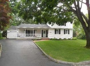 7 Thadeus Ln, West Islip, NY 11795