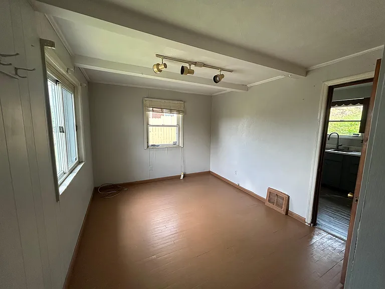 3323 Edward St — Photo 8