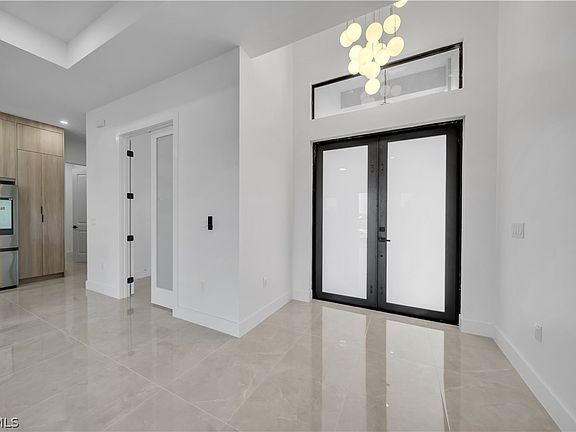 3rd image of 609 NE 11th Terrace Cpe