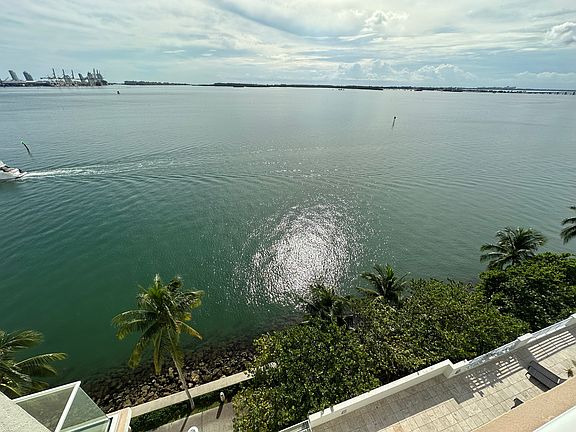 5th image of 800 Claughton Island Dr APT 805