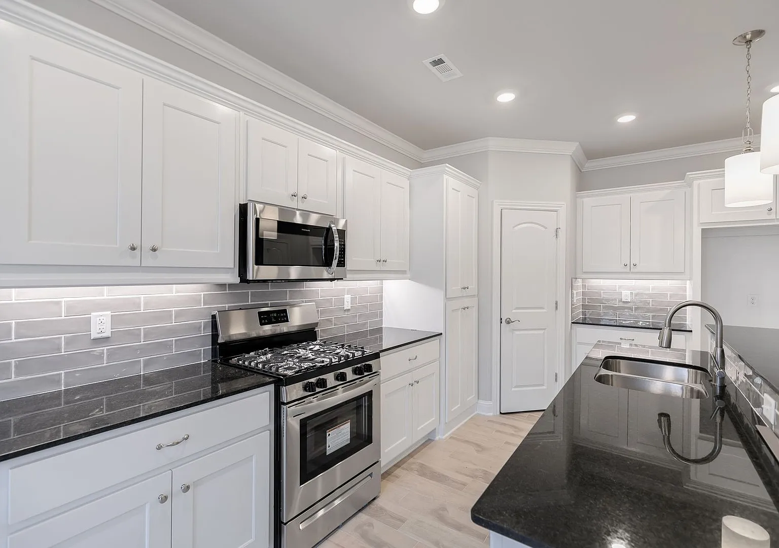 Move-In Ready Blossom Hills Gem: 4-BR Home with Premium Finishes — Photo 4
