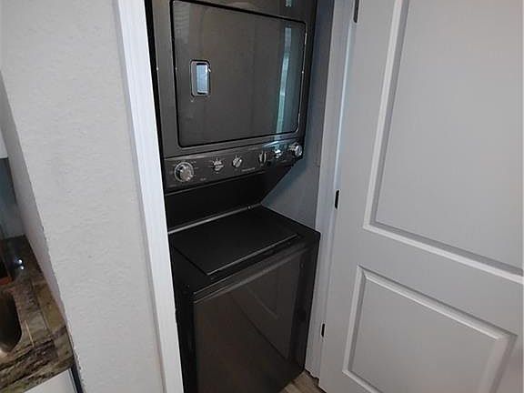 3rd image of 1517 Summit Ave