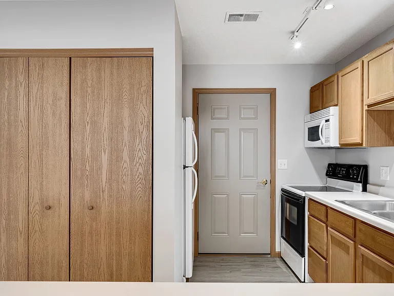 1208 Eastwood St — Photo 9