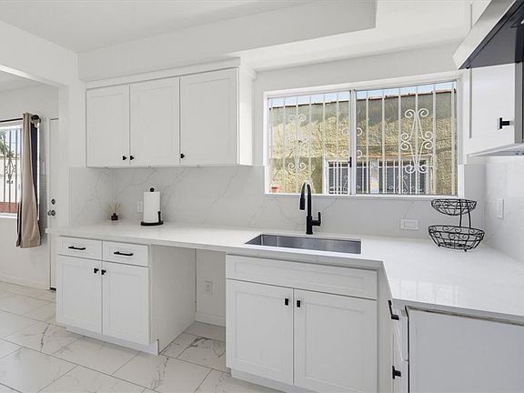 4th image of 3825 Cimarron St