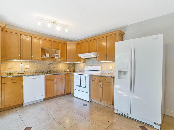4th image of 2095 White Pine Cir APT C