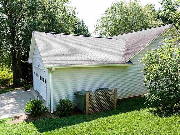 2nd image of 122 Woodcreek Dr