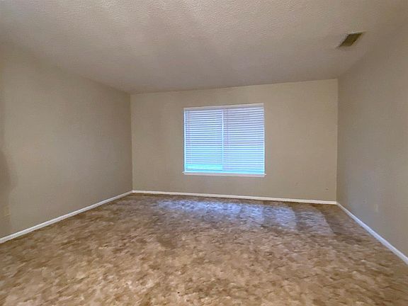 3rd image of 572 Scotland Ct