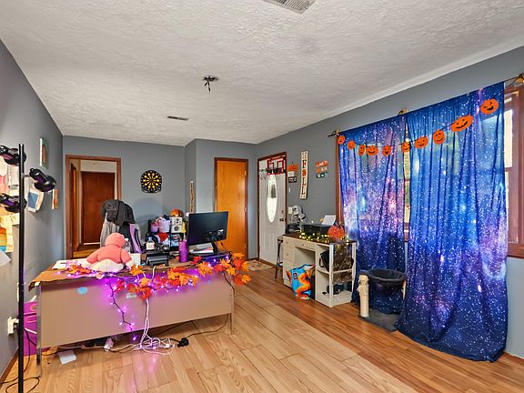 2nd image of 825 Ash St