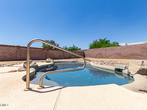 3rd image of 8652 W PARADISE Lane